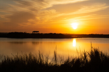 Obraz premium Golden sunset over coastal waterway