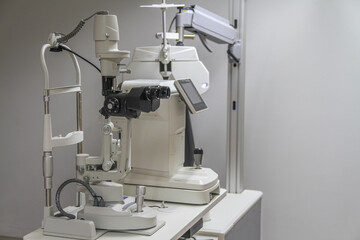 Primer plano de unidad oftalmológica con lámpara de hendidura y brazo de foróptero en clínica moderna