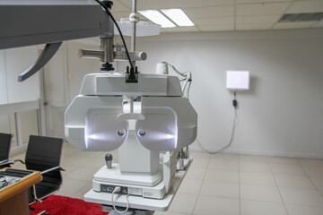 Foróptero digital en una sala moderna de exámenes oftalmológicos

