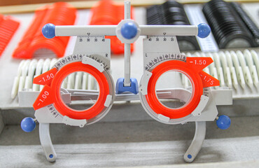 Montura de prueba oftálmica con lentes de medición visual