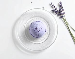 ラベンダーアイスとガラス皿のシンプルデザート