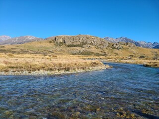 エドラスの丘と麓を流れる川の風景