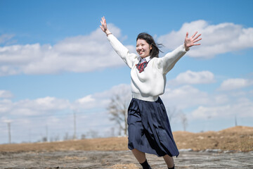 両手を広げて走る学生