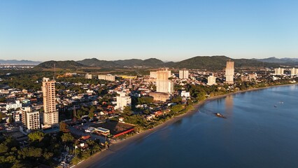 Obraz premium Sunrise and Sunset by the Sea – Calm Waters and Coastal Light in Brazi