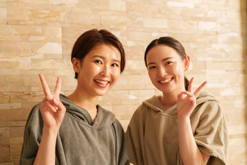 サウナに入る女性たち