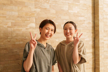 サウナに入る女性たち