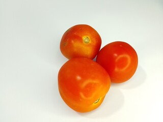 Fresh Red Tomato Isolated on White Background – Close-Up of Ripe Juicy Vegetable for Healthy Cooking, Organic Food, or Diet Concept in Clean Studio Lighting