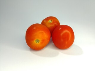 Fresh Red Tomato Isolated on White Background – Close-Up of Ripe Juicy Vegetable for Healthy Cooking, Organic Food, or Diet Concept in Clean Studio Lighting