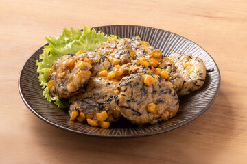 ひじきとコーンのチキンハンバーグ（ソース）
