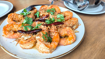 Stir-fried shrimp with tamarind sauce and fried garlic, a popular Thai dish.