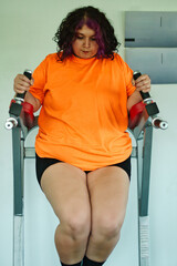 Beautiful overweight Latina woman wearing colorful 80s-style clothing and makeup, exercising with abdominal muscles on a machine in a gym, very positive. Effort, improvement, and overcoming.