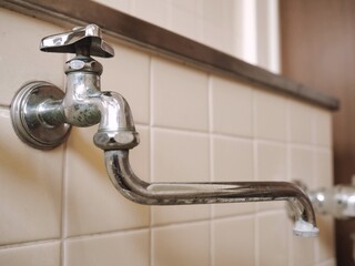 水道の蛇口とタイル張りの壁