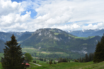 Blick &uuml;ber Tal und Berge im Berner Oberland w&auml;hrend des Fr&uuml;hlings