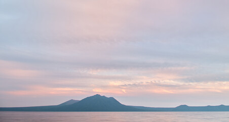 夕方の支笏湖と風不死岳と樽前山 / Lake Shikotsu, Mt. Fuppushi, and Mt. Tarumae at Sunset