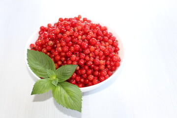 Red currants are useful due to their rich content of vitamins, minerals, antioxidants and fiber. Contains vitamins A, C, E and antioxidants that protect cells from free radicals and prevent premature 