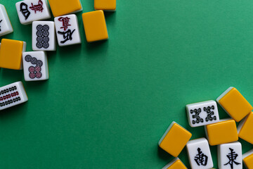 緑背景に並ぶマージャン牌