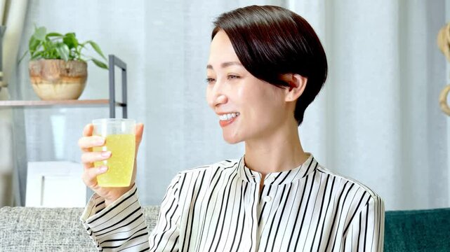 ジュースを持つ女性