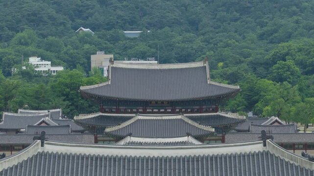 경복궁을 드론으로 클로즈업하여 지붕에서 붐업하여 위로 올라가며 촬영