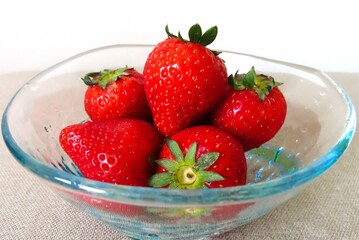 ガラスの器に入ったイチゴ②