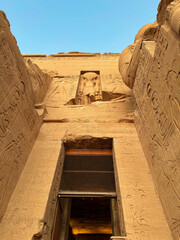 アブシンベル大神殿、入り口の壁と石像の側面のレリーフ、世界文化遺産