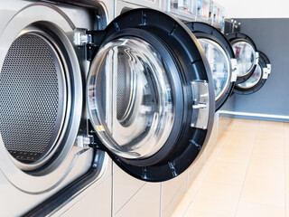 Geöffnete Bullaugen an einer Waschmaschine in einem Waschsalon, Wuppertal, Deutschland