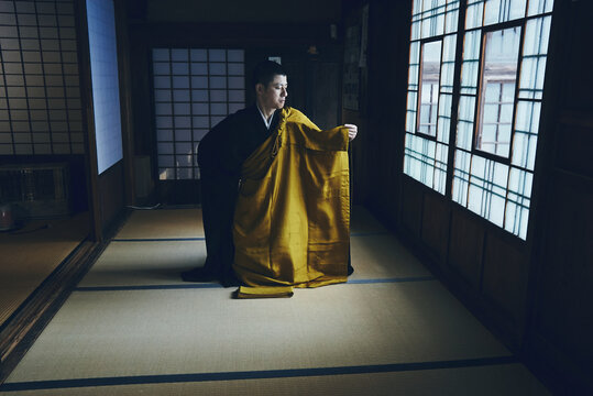 日本的な日本寺院で袈裟をまとう僧侶