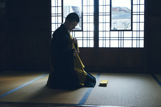 日本的な日本寺院で袈裟をまとう僧侶