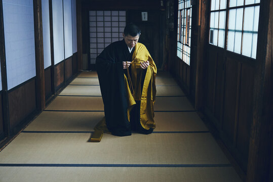 日本的な日本寺院で袈裟をまとう僧侶