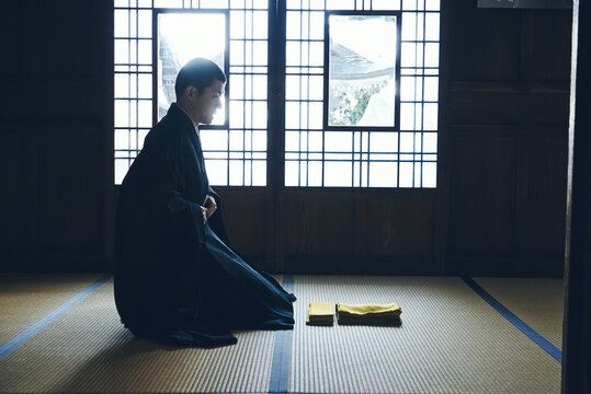 日本的な日本寺院で袈裟をまとう僧侶