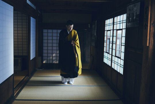 日本的な日本寺院で袈裟をまとう僧侶