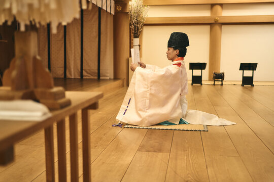 祝詞をあげる神主