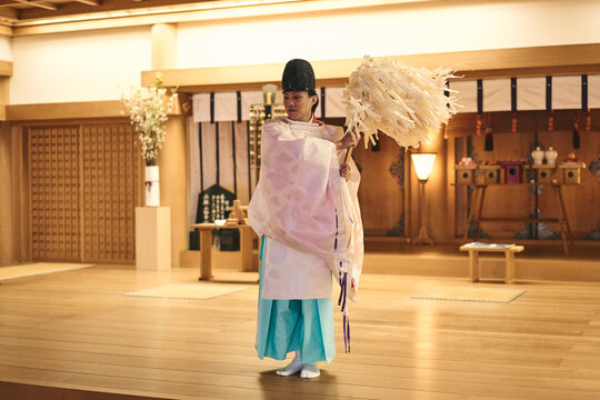 お祓いをする神主