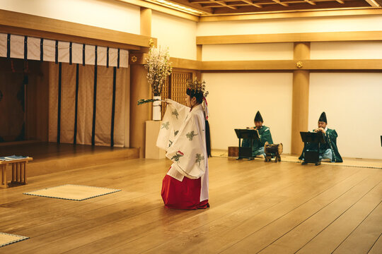 舞を踊る日本の巫女