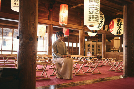 神社で御祈祷を受ける日本人女性