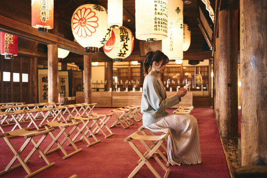 神社で御祈祷を受ける日本人女性