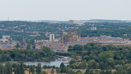 Obraz premium vue aérienne de Metz, en Moselle. On aperçoit le temple protestant à gauche et la cathédrale Saint Etienne à droite. 