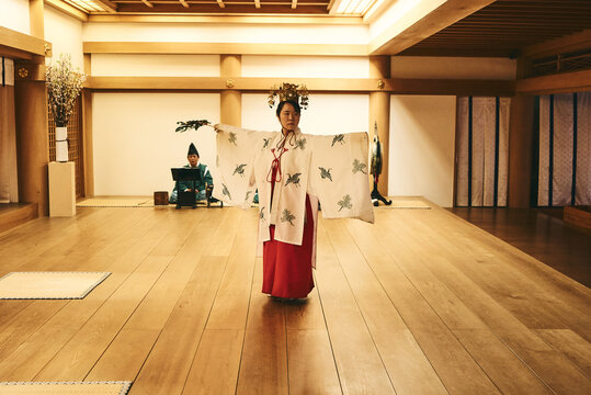 舞を踊る日本の巫女