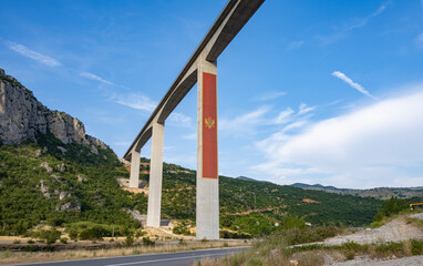 Viaduc et autoroute au Montenegro 