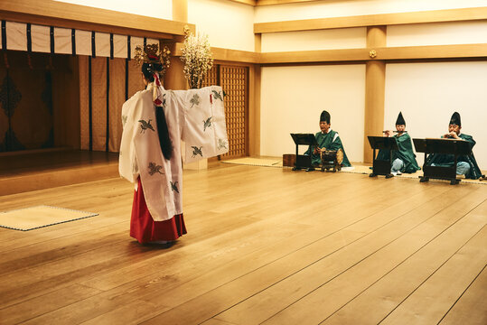 舞を踊る日本の巫女