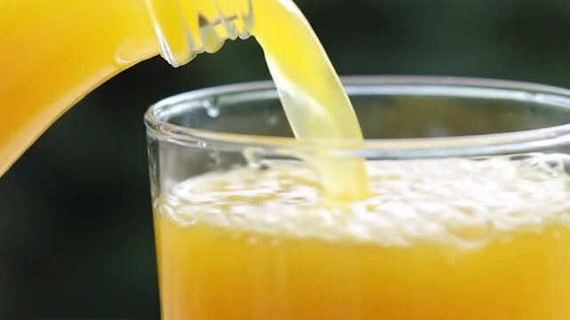 jus d'orange vers&eacute; dans un verre