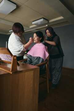 和装のヘアメイクをする日本人女性
