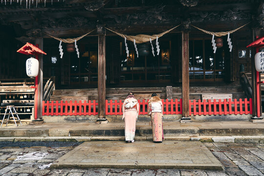 神社にお詣りする着物姿の日本人女性