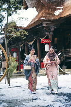 着物で初詣をする日本人女性達