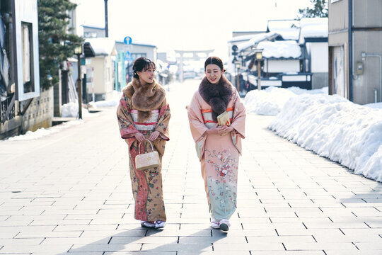 神社の参道を歩く和服の日本人女性達