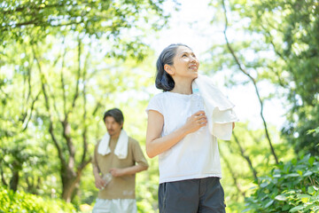 Fototapeta premium 公園に立つミドル夫婦のポートレート