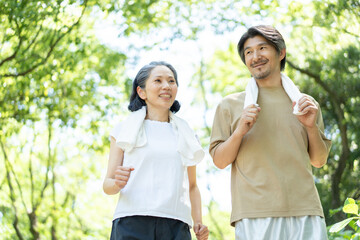 公園をウォーキングするミドル夫婦