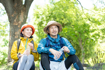 座って休憩するミドル夫婦