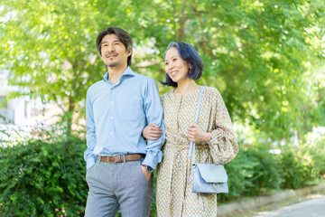 散歩するミドル夫婦