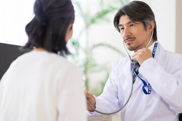患者を診察するドクター
