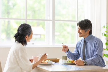 朝食を食べる夫婦